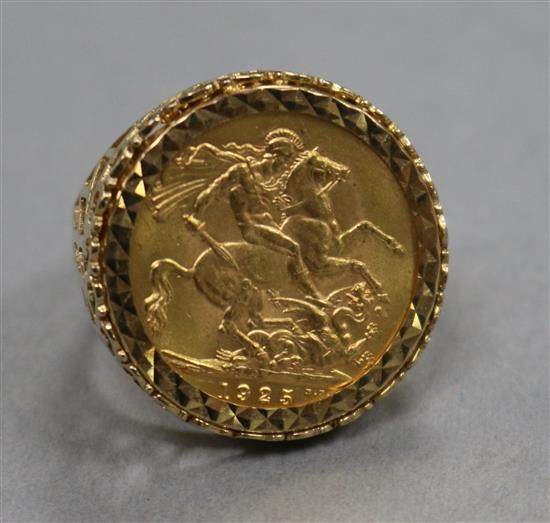 A George V 1925 gold full sovereign ring, in 9ct gold mount, size Q.